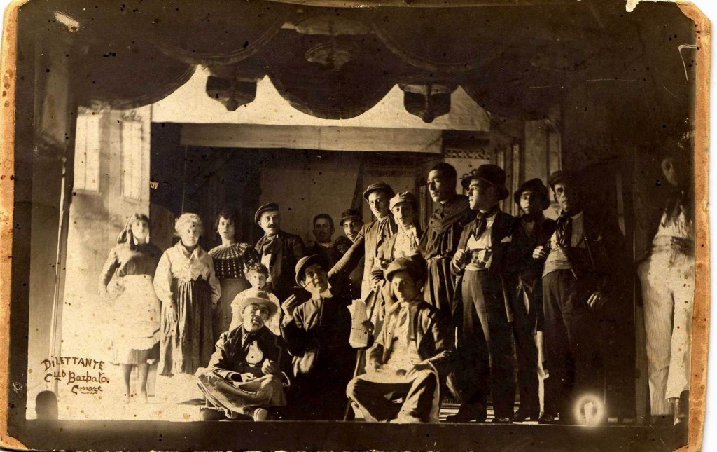 La Compagnia teatrale in posa sul palcoscenico (foto Dilettante Catello Barbato - C.mare).