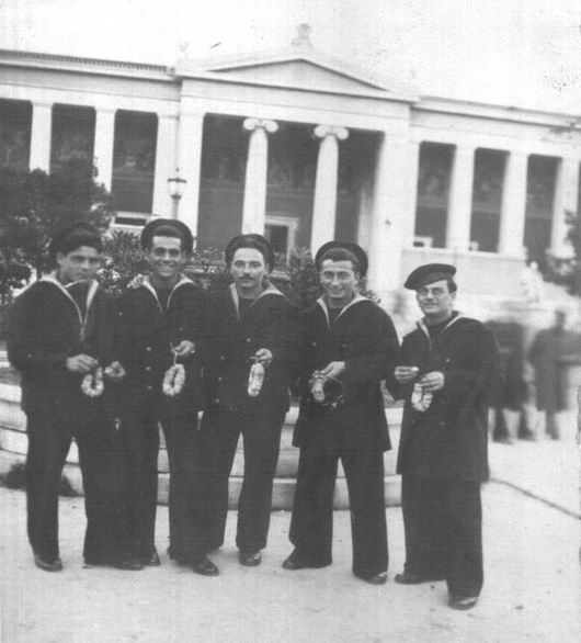 Alessandro Coppola (secondo da destra) ad Atene nel 1940