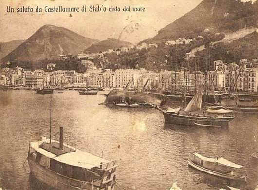 Castellammare di Stabia: barche e veliero in raddobbo (cartolina d'epoca)
