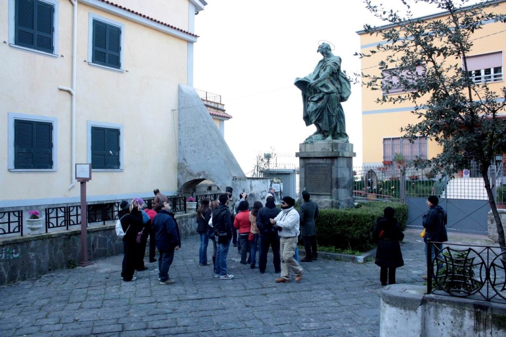 Statua di San Matteo nel piazzale dell'omonima chiesa di Castellammare (foto Maurizio Cuomo)