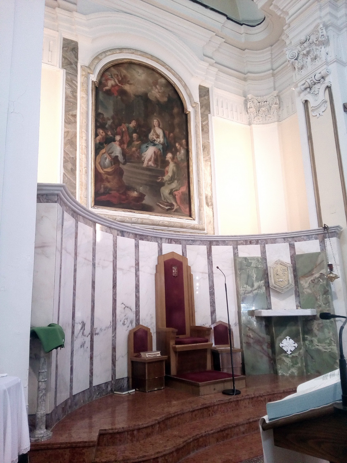 L'altare Maggiore e la sedia del Presbitero