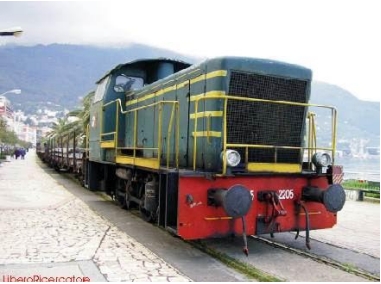 Il treno in villa comunale (foto Maurizio Cuomo)