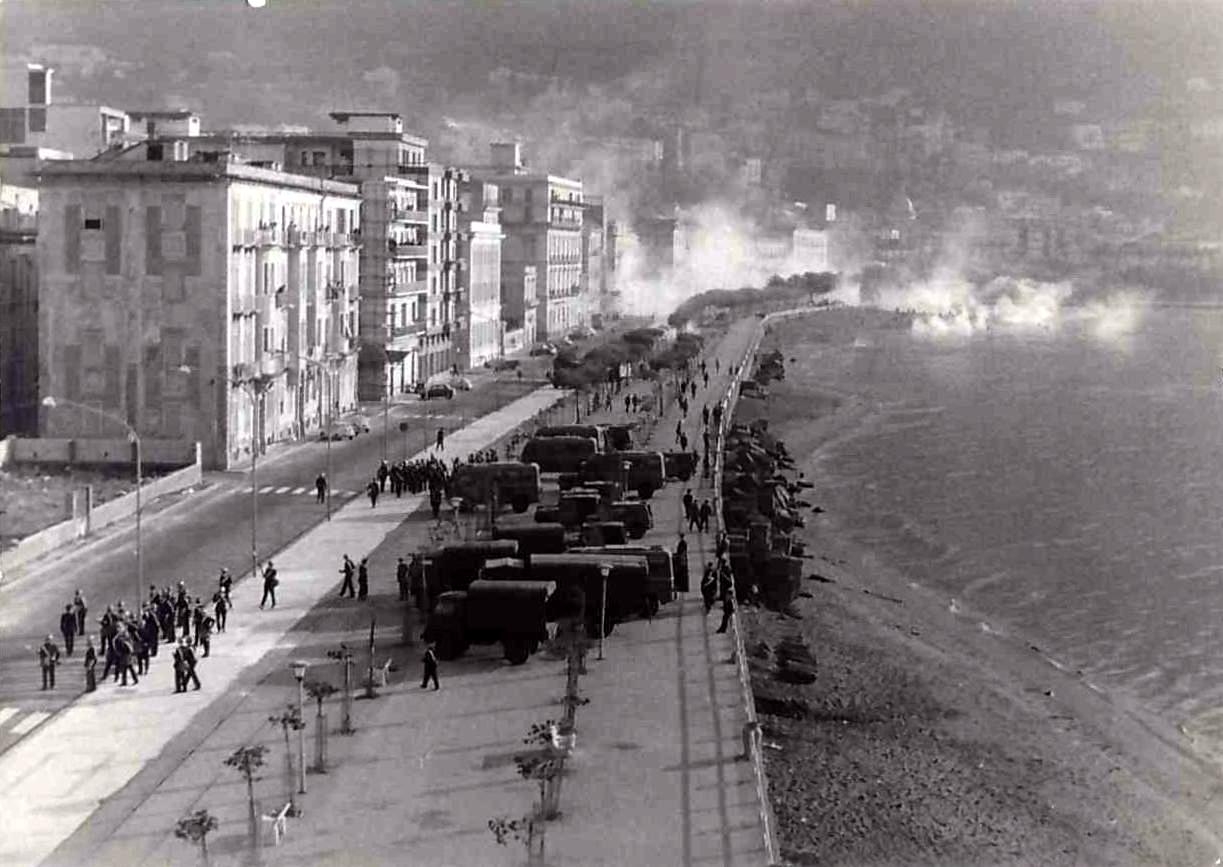 La Villa Comunale avvolta nel fumo dei lacrimogeni esplosi durante gli scontri del 3 novembre 1971 (foto Nino Cuccurullo)