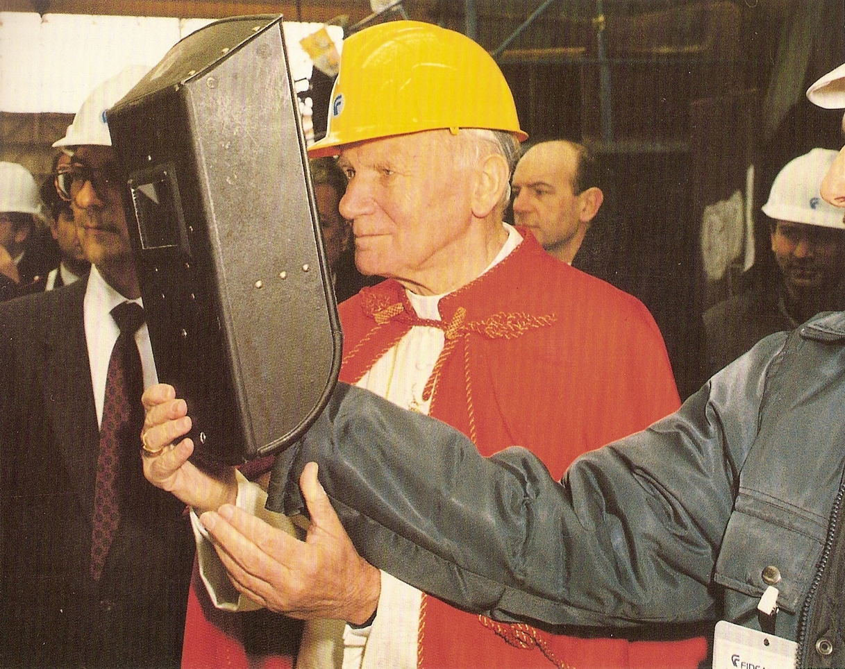Giovanni Paolo II visita il cantiere, come un operaio tra gli operai...