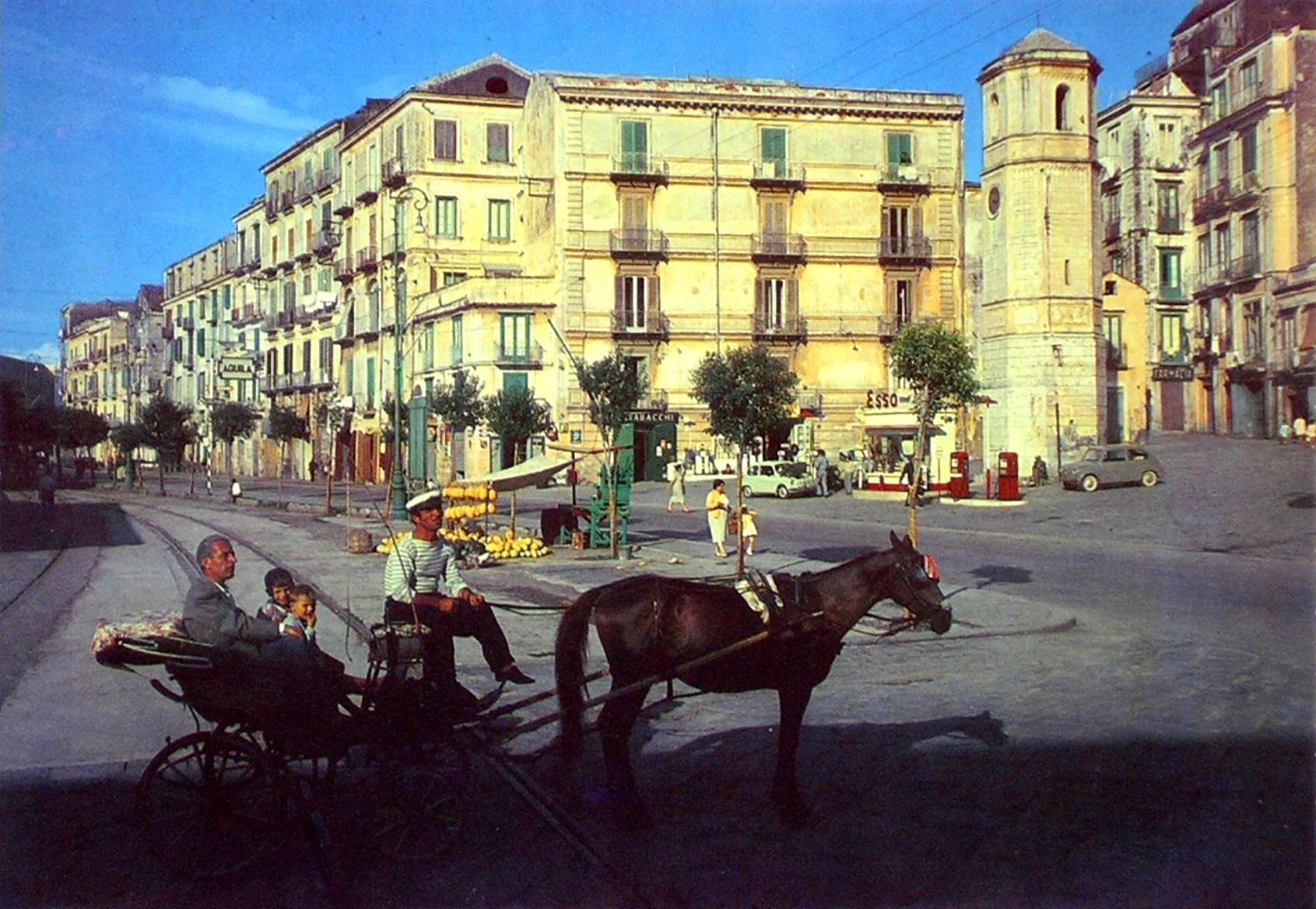 Carrozzella nei pressi di Piazza Orologio (cartolina ed. Biagio Molinari)