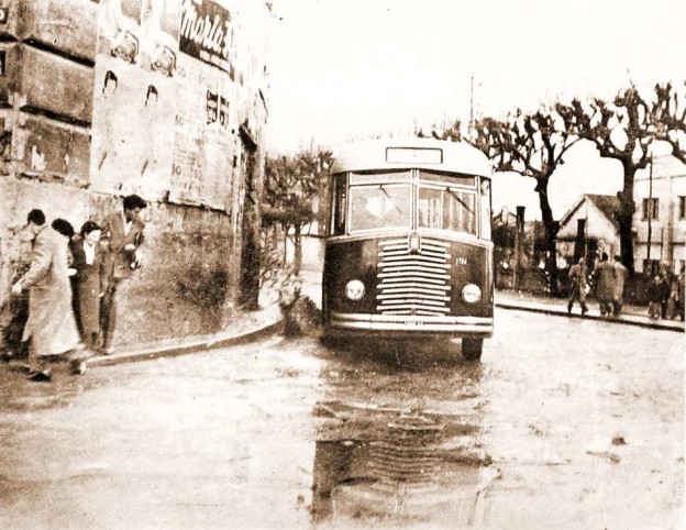 Autobus nel tratto all'angolo di via Bonito con via Mazzini - anno 1954