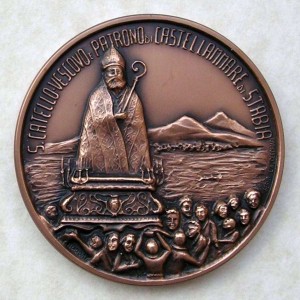 San Catello: medaglia in bronzo (coniata in occasione del decennale dell'Associazione "Club del Tempo Libero) creata su disegno del M° Lelio Amedeo Cerchiai, opera dell'abilissimo scultore CESARE ALIDORI di Firenze.