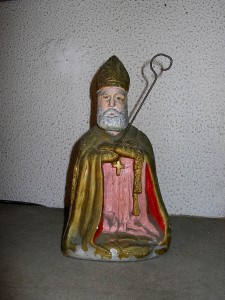 San Catello: statuetta in gesso di fattura locale (opera dello stabiese Mario d'Orsi).