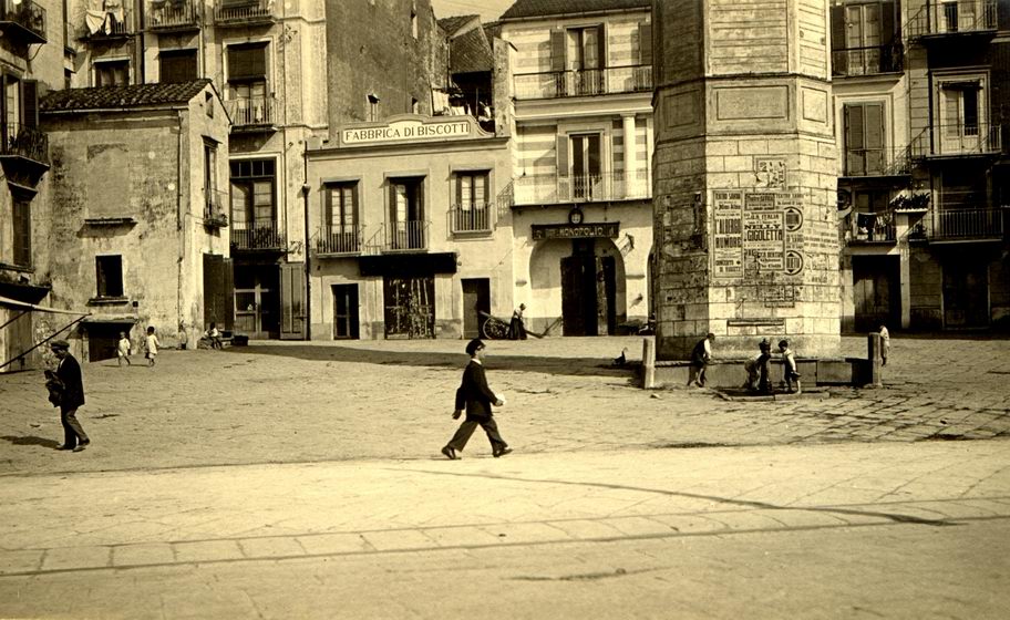 Piazza "Orologio" (fotografia d'epoca - coll. Giuseppe Plaitano)