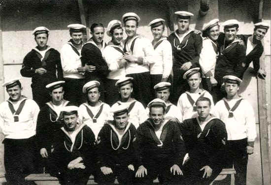 Corso siluristi (Mario Cascone è il quarto in piedi da sinistra; il quinto marinaio è Pinuccio di Palermo)