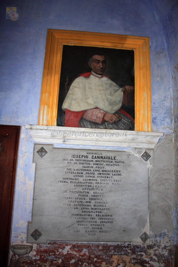 Lapide e ritratto del canonico Giuseppe Cannavale (foto Maurizio Cuomo)