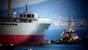 Il troncone della LSS ( Logistic Support Ship) Vulcano naviga verso la Spezia