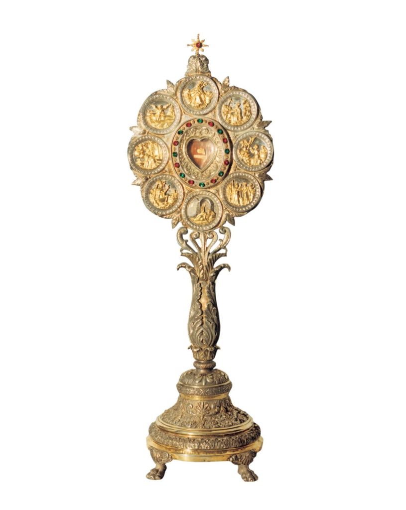 Teca reliquiaria contenente le reliquie di San Catello giunte a Castellammare nel 1839. Essa viene esposta all'adorazione dei fedeli il 19 Gennaio di ogni anno. (si ringrazia per l'immagine il Sig. Michele Sarcinelli)