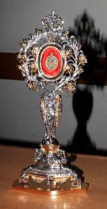 Teca contenente il reliquiario conservato nella chiesa di San Michele a Scanzano (si ringrazia Don Enzo per il prezioso contributo - foto M. Cuomo)