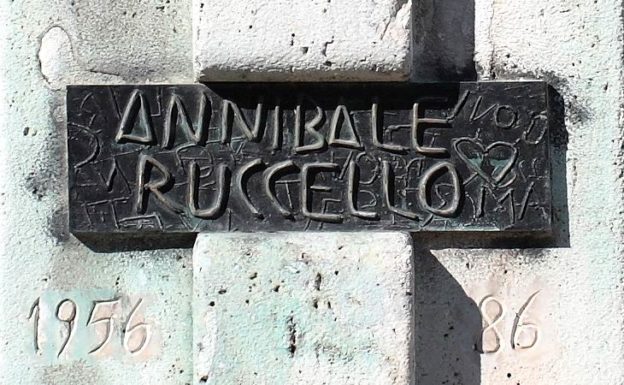 Annibale Ruccello - particolare del busto posto in Villa Comunale (foto Maurizio Cuomo)