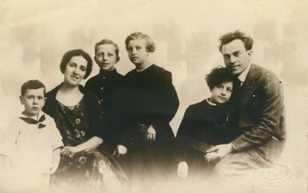 La famiglia di Viviani nel 1925 (foto tratta da wikipedia)