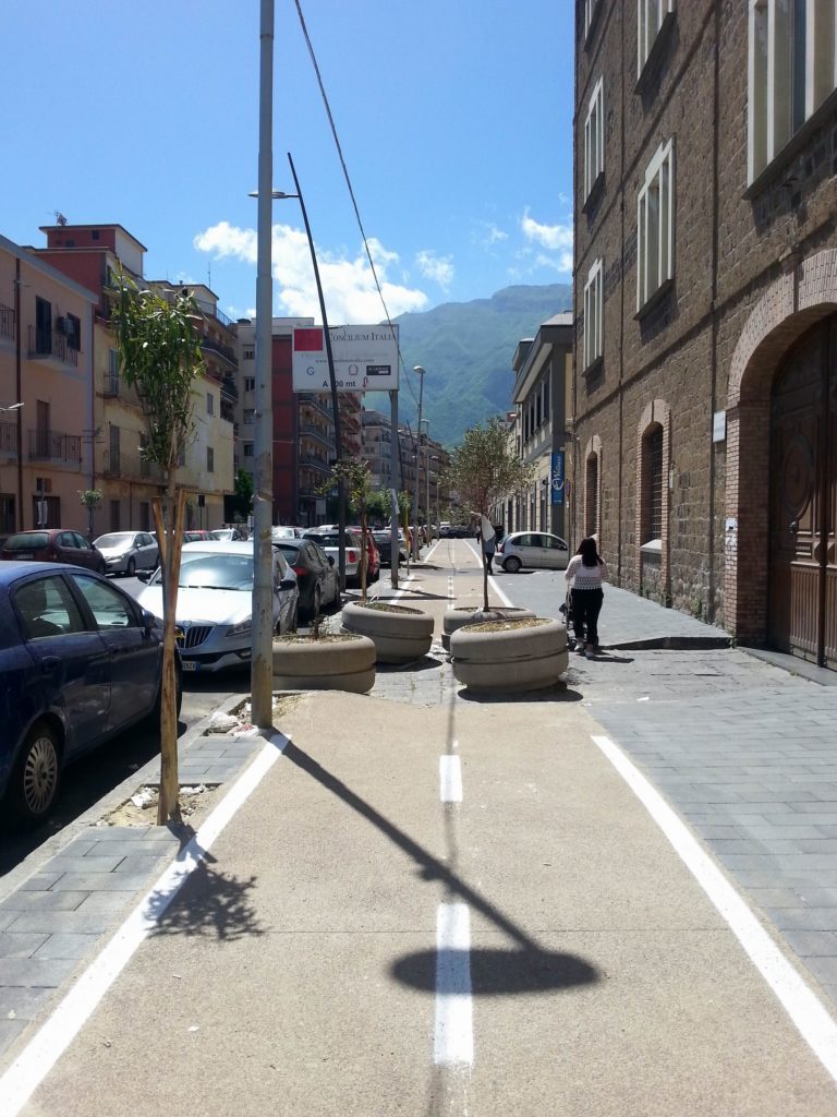 Ostacoli sulla ciclabile di via de Gasperi (foto dott. Raffaele Scala)