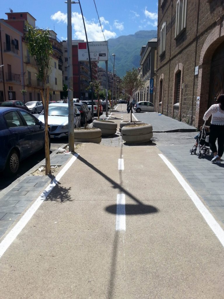 Fioriere sulla ciclabile di via de Gasperi (foto dott. Raffaele Scala)