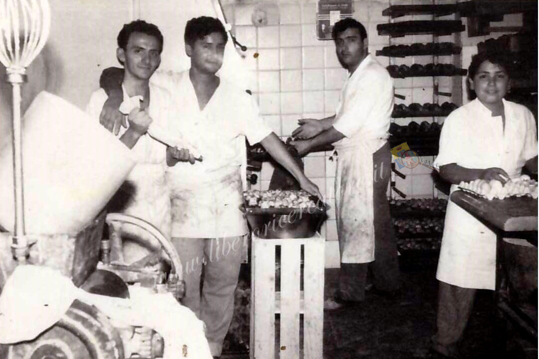 Lavoranti del Gran Caffé Napoli (foto di proprietà di Rosalba Spagnuolo)