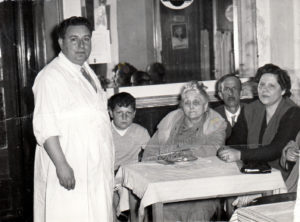 Antonio Spagnuolo con la mamma e la moglie (foto di proprietà di Rosalba Spagnuolo)