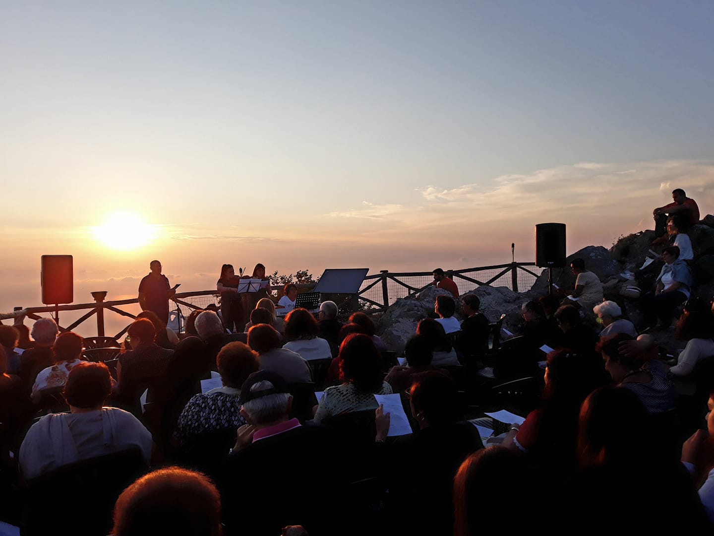 La magia del Faito, la natura e la musica per un indimeticabile tramonto sul Golfo di Napoli