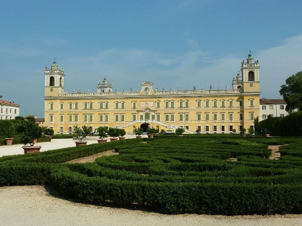 Il Palazzo Ducale di Colorno (Parma), la facciata vista dai giardini interni (foto di G. Gabelli).